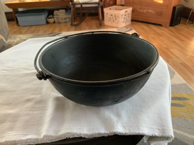 Antique Cast Iron Gate Mark Scotch Bowl #2 Excellent condition Rare Hand Worked