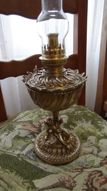 Très belle lampe à pétrole, entièrement en bronze à décor d'un angelot.