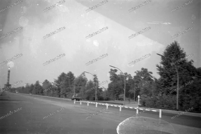 Negativ-Berlin-Siegessäule-Großer-Stern-Tiergarten-Architektur-KFZ-Verkehr-2