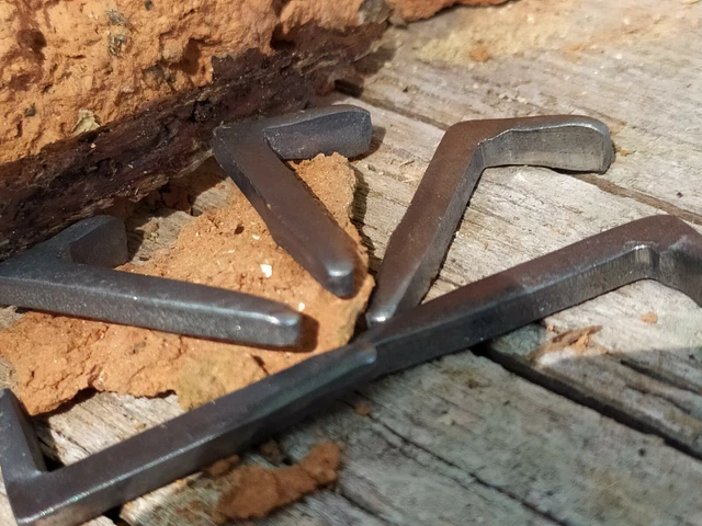 OLD ANTIQUE SHORT NAILS 5pc  SMALL SPIKES VINTAGE HOOK CAST IRON HAND MADE