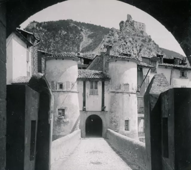 ENTREVAUX c. 1920 - Porte de la Ville Alpes de Haute-Provence - Div 3810