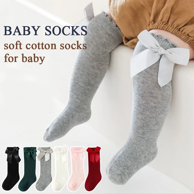 Calzini al ginocchio da bambina, lavorazione a maglia traforata all'uncinetto con fiocco in raso: misto cotone stile vintage, 1 paio, rosa, bianco, avorio. - Italia