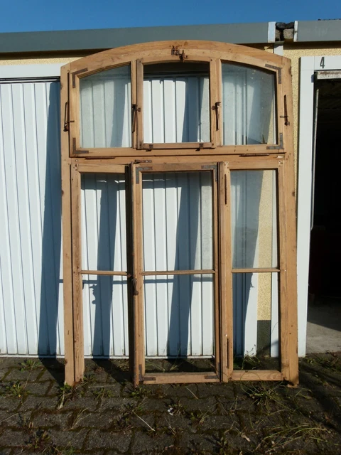 Altes Holzfenster mit klappbarem Oberlicht Altes Holzfenster mit klappbarem Oberlicht