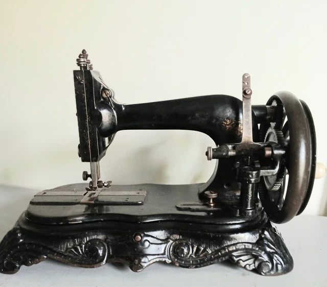 ANCIENNE PETITE MACHINE A COUDRE A Manivelle jouet Vintage métal