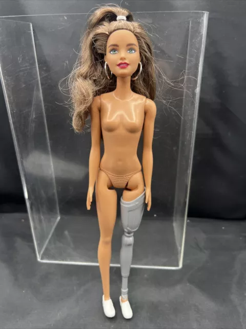 Barbie  Fashionistas Doll With Prosthetic Leg.
