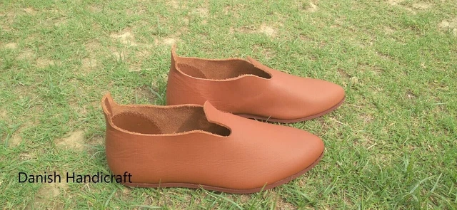 Les bottes en cuir Viking Era associent de nouvelles chaussures uniques...