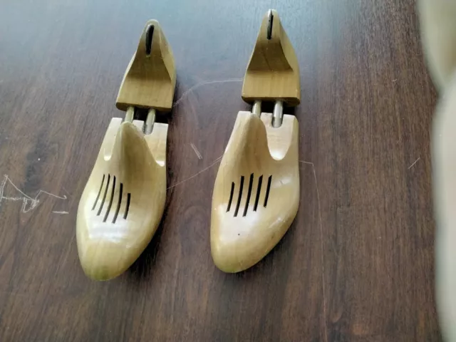 Embauchoirs En Bois Tres Beau