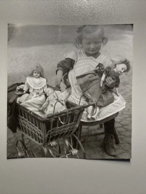 ca. 1900 altes Foto Kind mit Puppe Puppenwagen Spielzeug