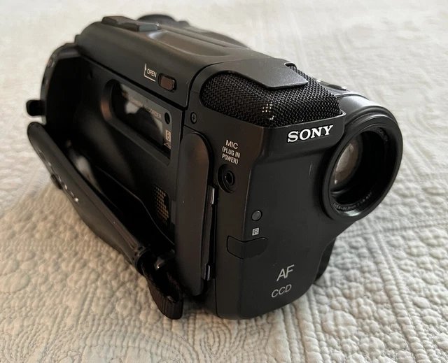 SONY HANDYCAM VIDEO 8 CCDTR33 with Tapes, Battery and Charger TESTED