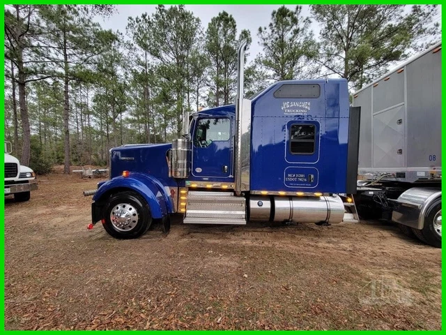 2021 Kenworth W900L Semi with Double Bunk Sleeper 207,880 mi 565 HP