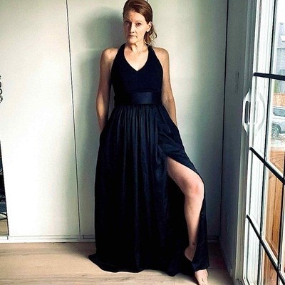 WHITE VERA WANG BLACK CREPE/MATTE Black HALTER GOWN  SIZE 4 Formals Bow details