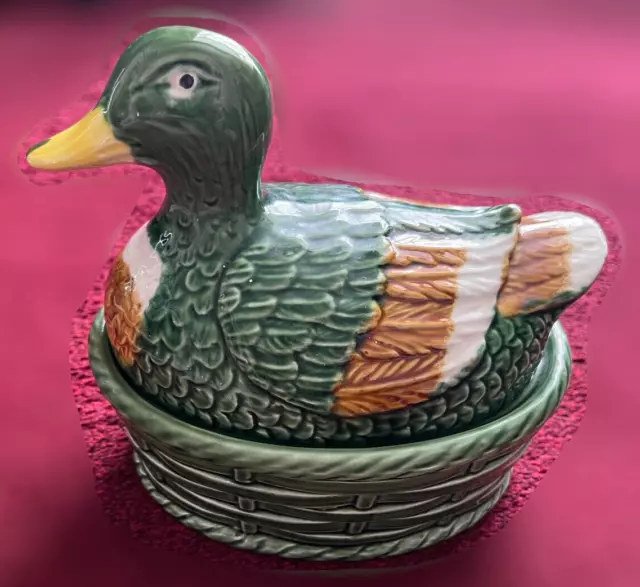 Portahuevos/cesta portuguesa de cerámica esmaltada de colección madre pato y patito