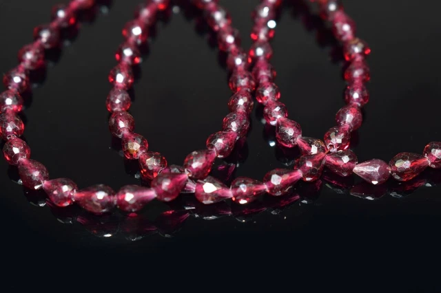 Perles en vrac de pierres précieuses à facettes en forme de larme de grenat...