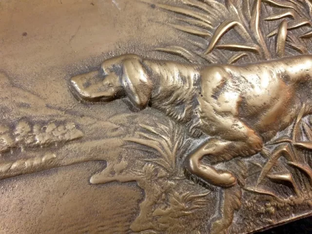 Importante plaque en bronze doré à décor d'un chien à l'affut chasse arrêt 2