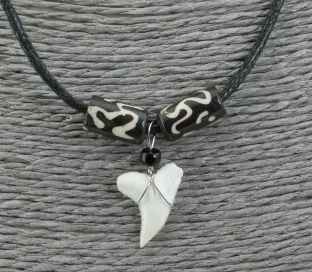 Dent de requin véritable - Collier ethnique Perles Om en bois  pour Surfeur  533