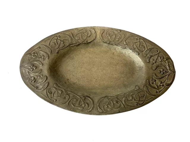 ancien plat oval en étain avec decoration feuille 18eme 2