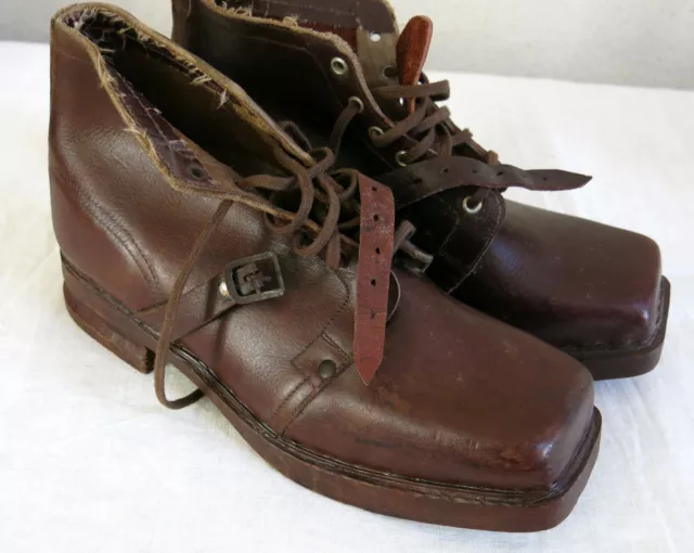 ANCIENNE PAIRE CHAUSSURE, en cuir, chaussure semelle bois, cuir et bois, WW2 .