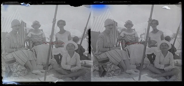 Family Beach Photo c1930 NEGATIVE Glass Plate Vintage Stereo VR16L13n1