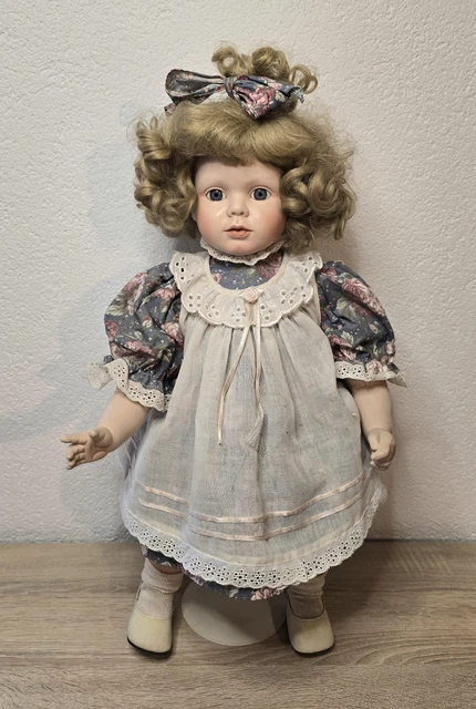 Poupée porcelaine de collection vintage - 45 cm - vêtements très soignés