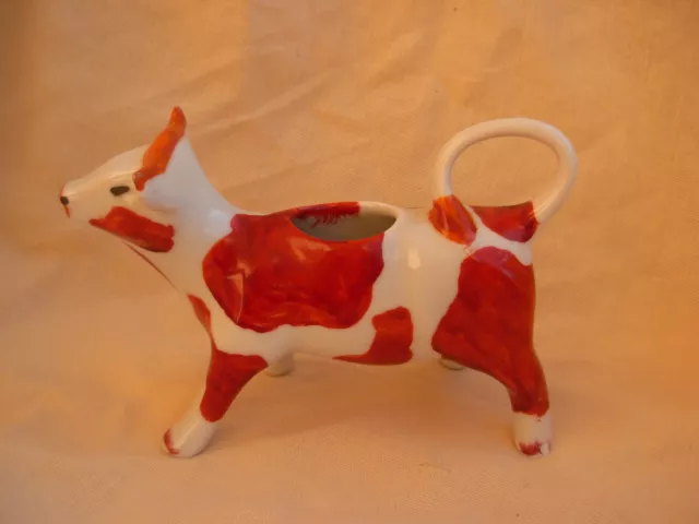 Pot à lait en porcelaine de pillivuyt, vache blanche et rouge.