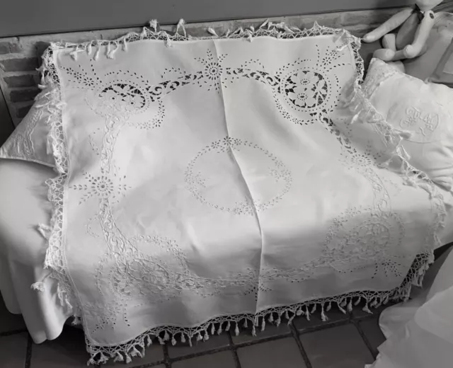 linge ancien Nappe De Mariage En Lin Brodé Richelieu Décor LYS Dentelle POMPONS