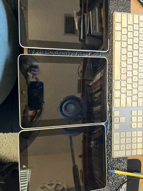 Apple iPads 1st gen qty 3, Mini qty 1 2nd Gen qty 1 - for parts