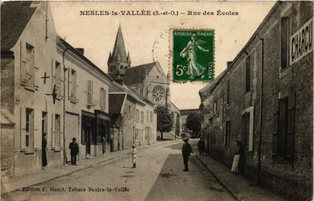 CPA NESLES-la-VALLEY - Rue des Écoles (380403)