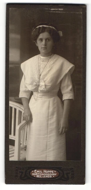 Fotografie Emil Hoppe, Hartmannsdorf, Portrait dunkelhaariges Fräulein mit Haar
