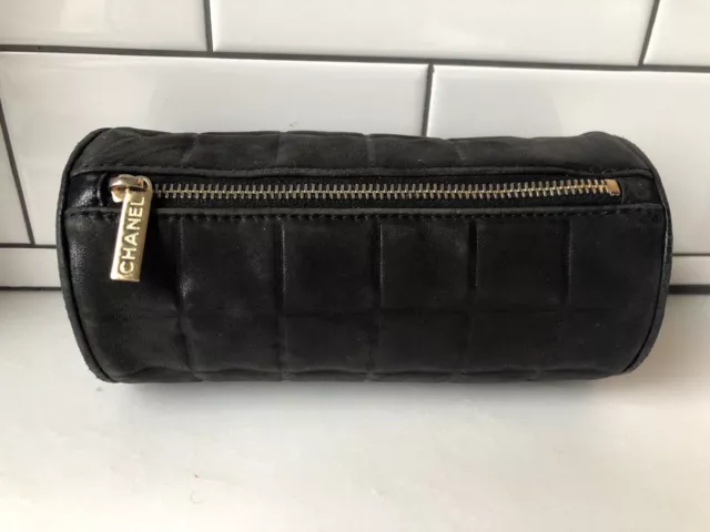 CHANEL vintage matelassé cuir noir matelassé cylindre étui maquillage pochette sac à main