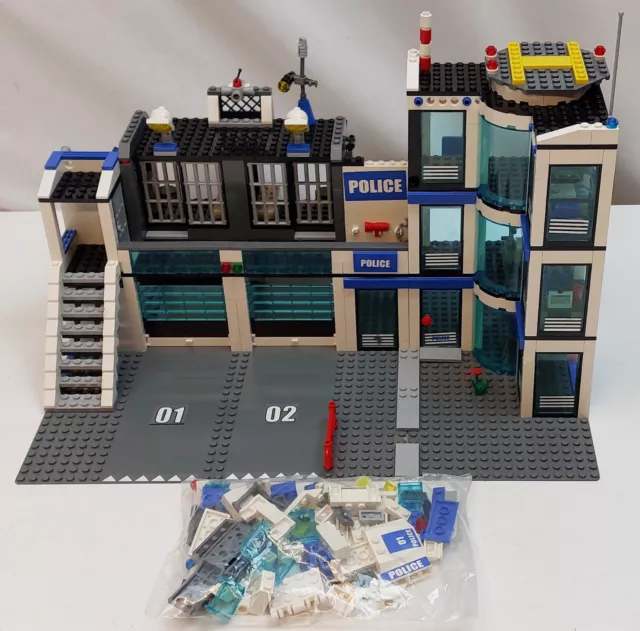Partial lego set 7498 Police Station - no mini figures, just main building