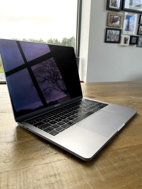 Apple MacBook Pro 13" 2019 Touch Bar - Quad Core i7 2,8 GHz - 16 GB RAM - 1 TB di unità di memoria