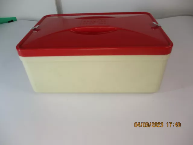 A vintage Brexton picnic set SP/2 Sandwhich Food Box Container Red Lid
