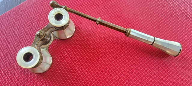Ancienne Paire De Jumelles De Theatre Avec Manche En Laiton Et Nacre XIXème.