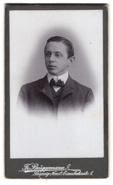 Fotografie Fr. Brüggemann, Leipzig, Eisenbahnstr. 1, Portrait Bursche im Anzug