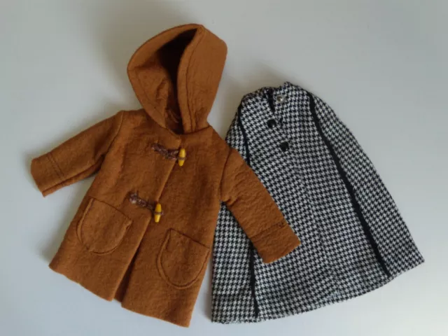 VINTAGE SINDY CLOTHING 1960's DUFFLE COAT + HOUNDSTOOTH CAPE. £10.99 ...