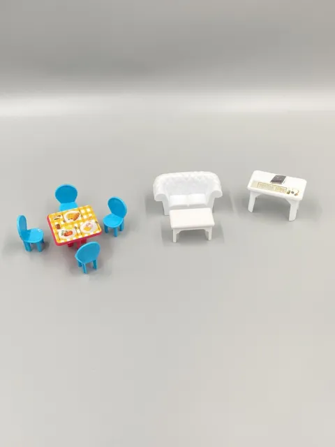 Lote diverso de 7 piezas de plástico para muebles de casa de muñecas incluye sillas de mesa