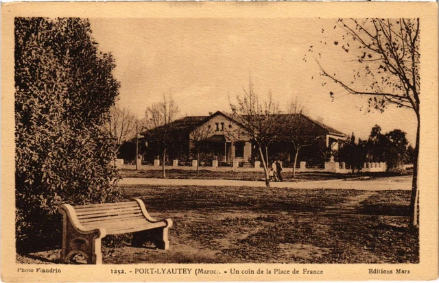 CPA AK MAROC PORT-LYAUTEY - Un coin de la Place de France (93186)