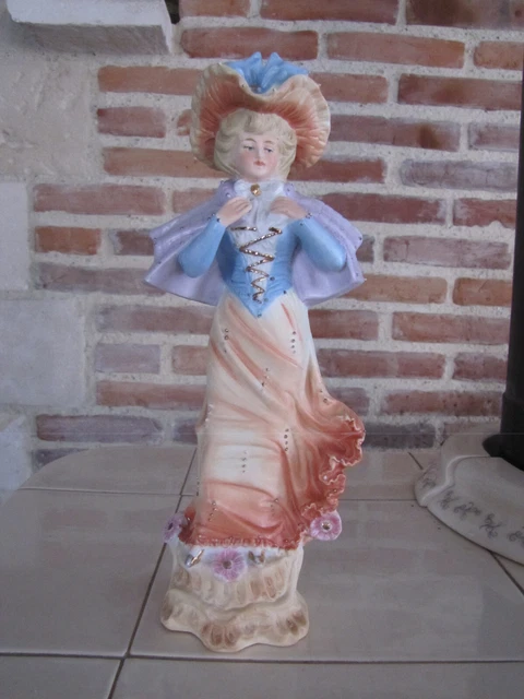 Trés beau et grand sujet en biscuit d'une élégante polychrome hauteur 31cm