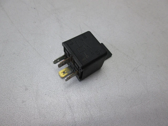 Relais De Phare URO Parts Référence 4433801 - Pièce De Rechange Qualité Pour Véhicules Européens