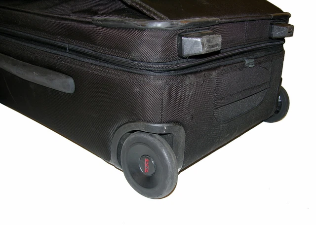 TUMI Alpha 2 Continental 21" Expandable 2 Wheeled Carry-On ~ 22021 D2 - GREAT 7