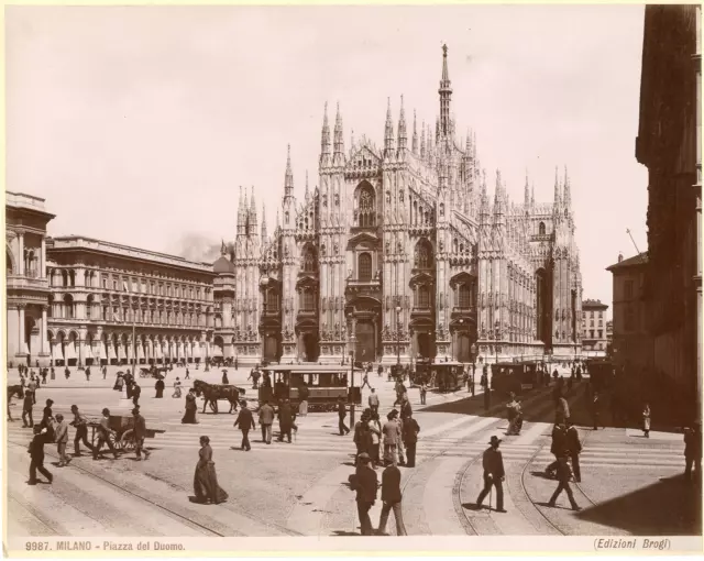 Brogi. Italie, Milano, Piazza del Duomo Vintage albumen print.  Tirage albumin