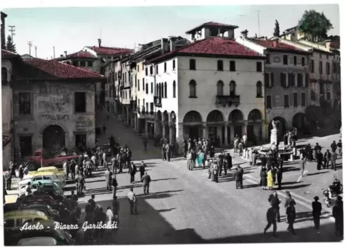 CARTOLINA DI TREVISO ,ASOLO - PIAZZA GARIBALDI - ACQUARELLATA viaggiata ANNI '50