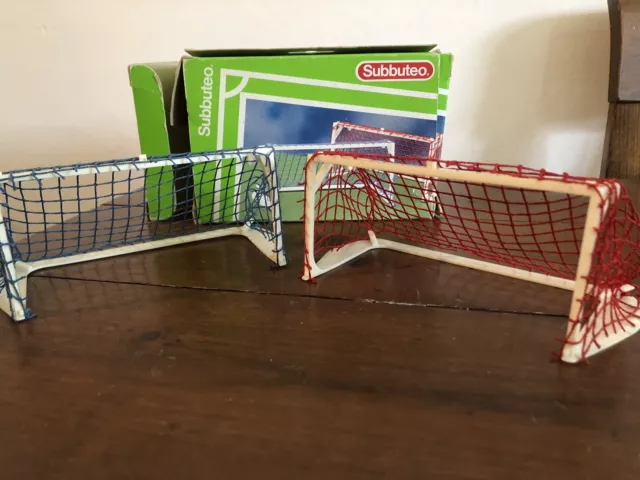 Subbuteo 61130 2 Goals With Blue And Red Nets  plus Scoreboard 61158