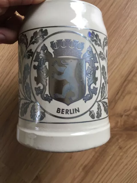 ❤️  Bierkrug mit coolem BERLIN Motiv, Krug Steingut  0,5L
