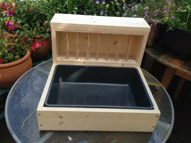 Caja de arena para conejo con estante de heno