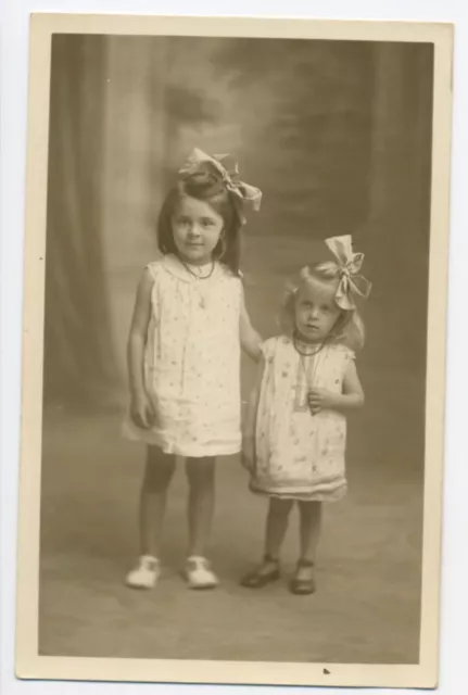 BP565 Carte Photo vintage card RPPC Enfants Childs Deux fillettes soeurs