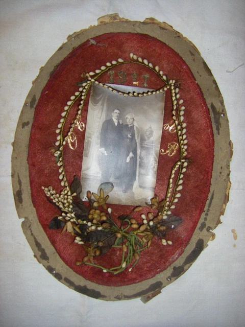 Cadre ovale vitre bombé contenant un bouquet de mariage Epoque Napoleon 3