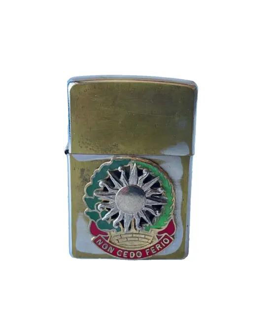 Altes ZIPPO aus 2005 stark benutzt schöne Patina Militaria Abzeichen aus U.S.A.