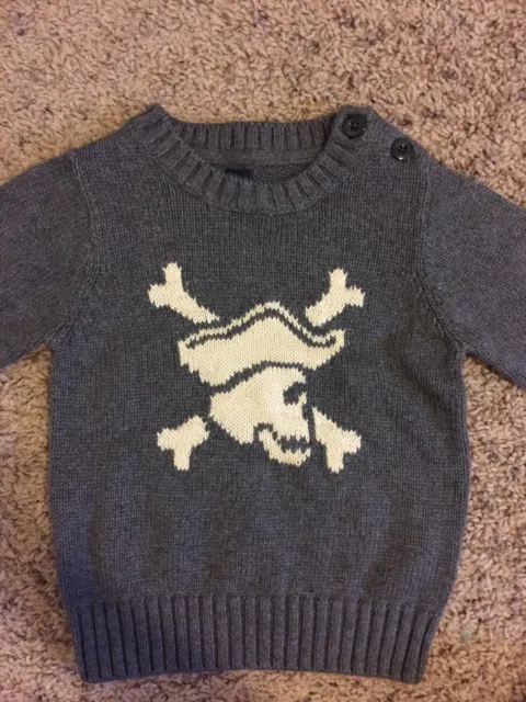 Pull à manches longues pirate en tricot gris bébé Gap taille 2T crâne Halloween 3