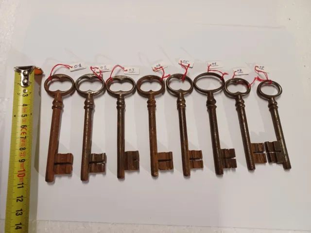 Lot de 8 clés anciennes en fer forgé, portes d'entrée, réserves, granges..